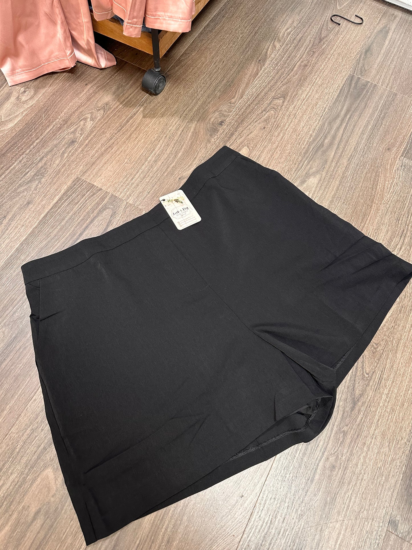 CURVY - Black Dress Shorts