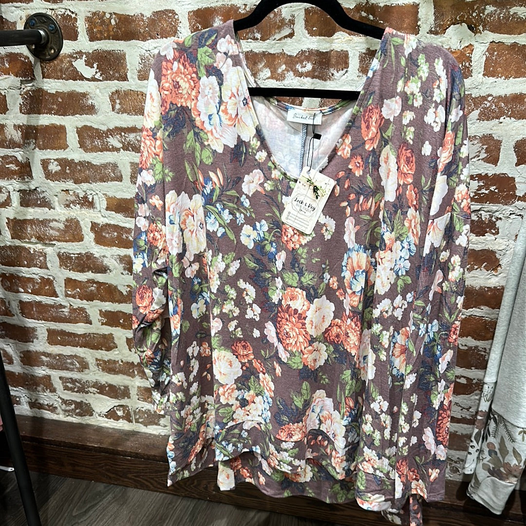 CURVY Floral V-Neck